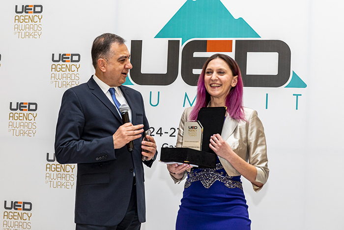 Receiving the UED Award for the Best Italian language school in Italy